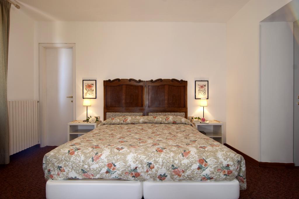 Hotel Mariano Gargnano Værelse billede